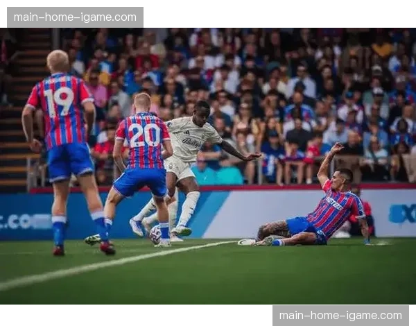 水晶宫2-1诺丁汉森林,主队变阵三中卫,防守稳固后由边翼卫完成制胜一击 水晶宫2-1诺丁汉森林,主队变阵三中卫,防守稳固后由边翼卫完成制胜一击