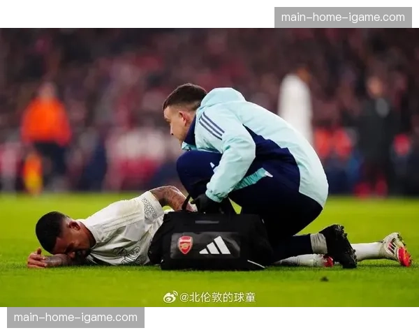 暖心！小球童为紧张的热苏斯整理鞋带，获后者摸头感谢