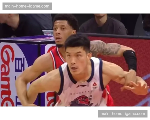 特写瞬间:关键时刻一次成功的造进攻犯规,点燃主场球迷激情 特写瞬间:关键时刻一次成功的造进攻犯规,点燃主场球迷激情